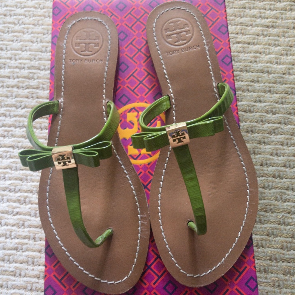 Tory Burch - Leighanne Flat Thong-Patent Saffiano